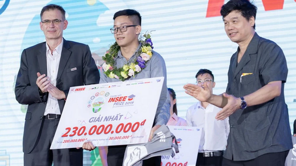 Sinh viên Ngô Triệu Nhân nhận giải Nhất Insee Prize 2019. Ảnh: Insee Prize