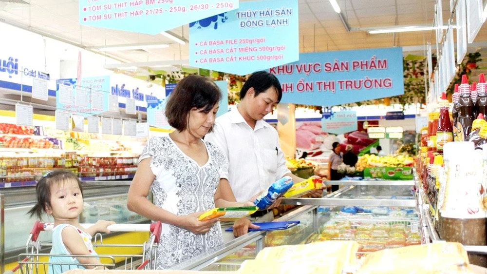 Khách hàng xem thông tin trên nhãn sản phẩm