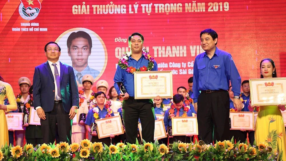 Anh Quách Thanh Vinh nhận Giải thưởng Lý Tự Trọng năm 2019 do Trung ương Đoàn tặng thưởng