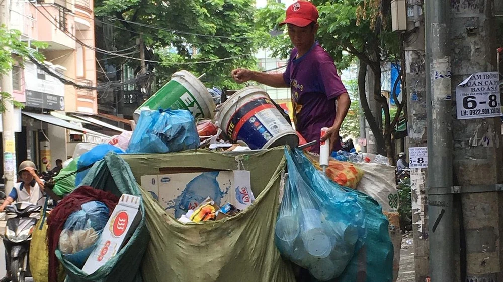 Phương tiện thu gom rác lạc hậu không đảm bảo tiêu chuẩn vệ sinh môi trường. Ảnh: THÀNH TRÍ