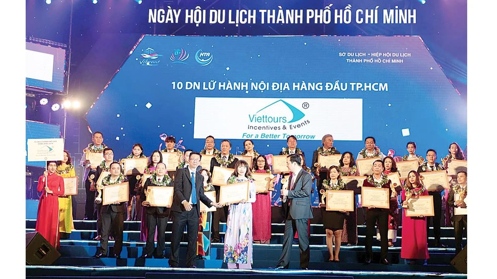 Đại diện Viettours nhận giải thưởng Tốp 10 doanh nghiệp lữ hành hàng đầu TPHCM