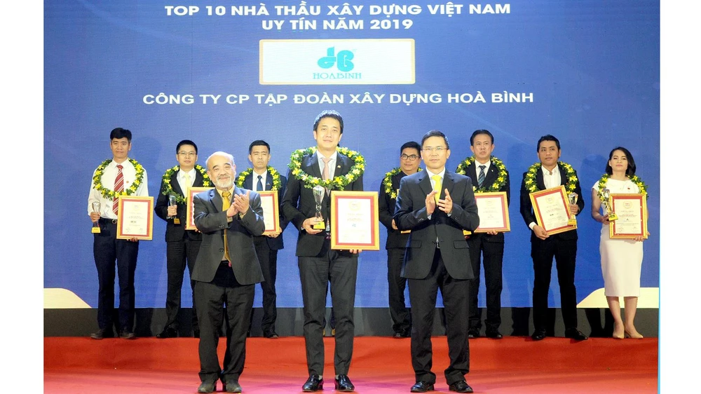 Công ty CP Tập đoàn Xây dựng Hòa Bình 3 năm liêp tiếp đạt Top 10 Nhà thầu Xây dựng uy tín