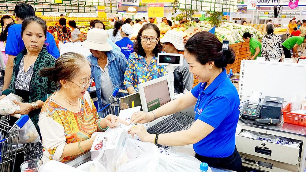 Một số siêu thị chuyển sang sử dụng túi tự hủy để góp phần bảo vệ môi trường