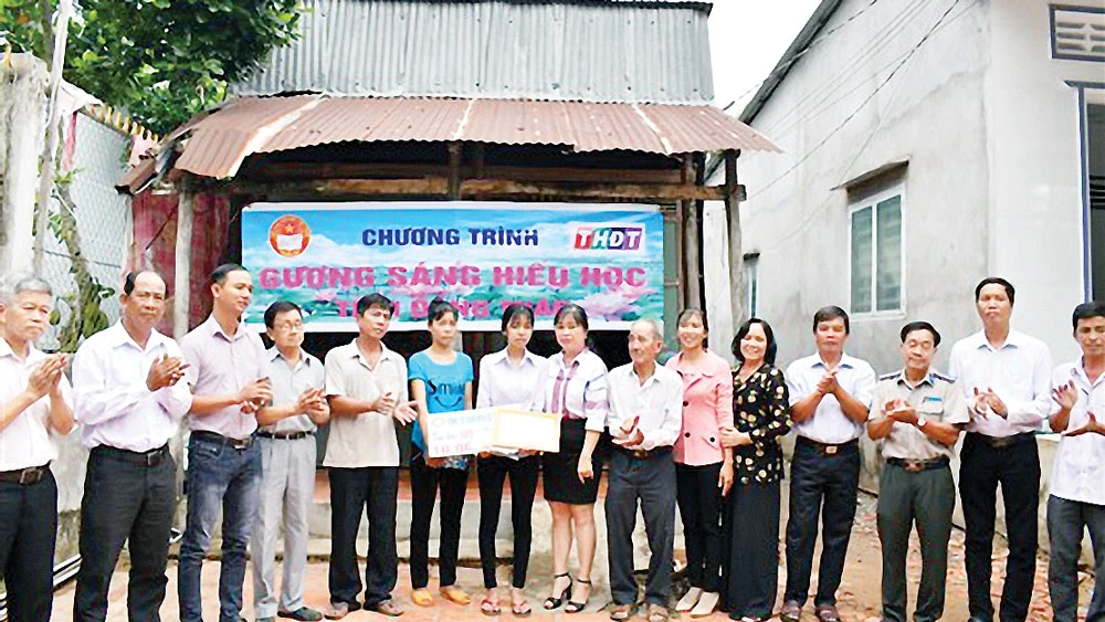 Công ty TNHH MTV XSKT Đồng Tháp trao học bổng “Gương sáng hiếu học” giúp sinh viên vượt khó học tập