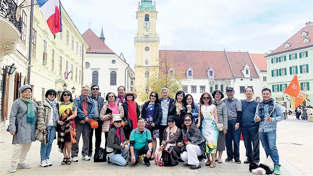 Du khách TST tourist du ngoạn châu Âu