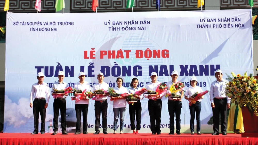 Ông Tsai Ping Hsuan (thứ 4 phải qua) đại diện Vedan tham dự Lễ phát động Tuần lễ Đồng Nai xanh