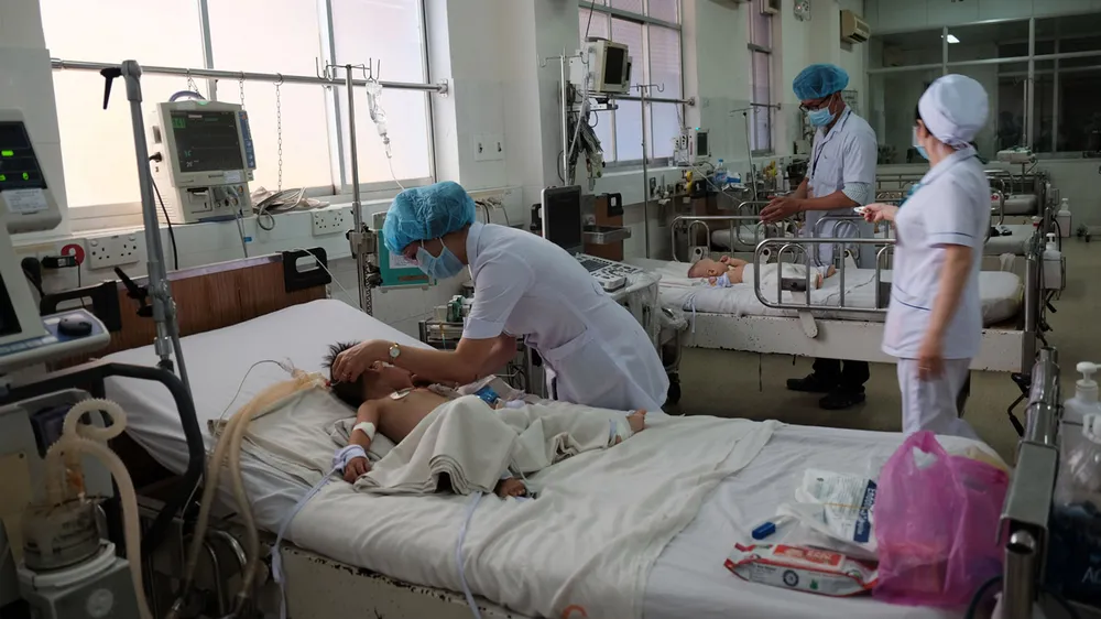 Bệnh nhi đang được điều trị sốt xuất huyết tại Bệnh viện Bệnh Nhiệt đới (TPHCM)