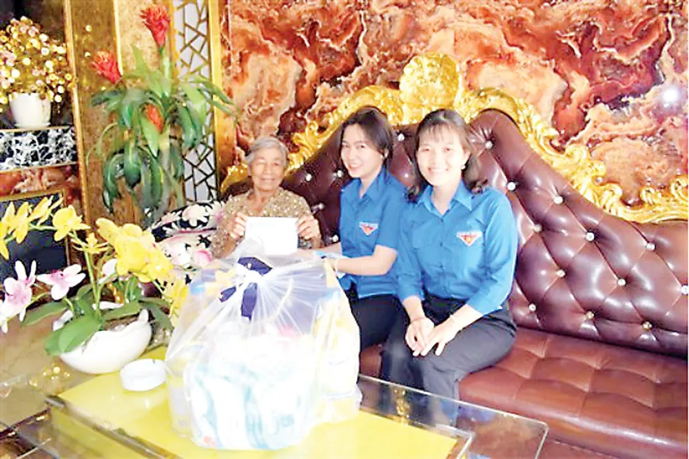Chi đoàn Cty XSKT Đồng Tháp thăm và tặng quà mẹ Việt Nam anh hùng nhân Ngày Thương binh Liệt sĩ 27-7 ảnh 1 Chi đoàn Cty XSKT Đồng Tháp thăm và tặng quà mẹ Việt Nam anh hùng nhân Ngày Thương binh Liệt sĩ 27-7 ảnh 1
