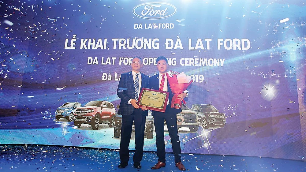 Ông Phạm Văn Dũng - Tổng Giám đốc Ford Việt Nam (bên trái) tại lễ khai trương Đà Lạt Ford