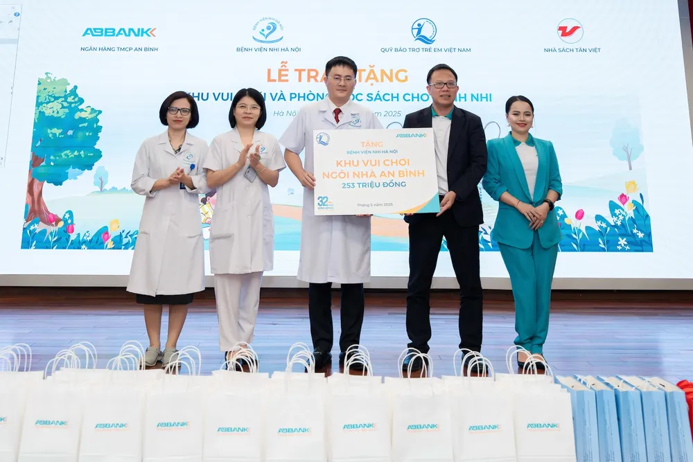 Chỉ sau hơn 1 tháng phát động và triển khai xây dựng, khu vui chơi Ngôi nhà An Bình dành cho các em nhỏ đã chính thức được khánh thành và trao tặng cho Bệnh viện Nhi Hà Nội. 2.1.jpg