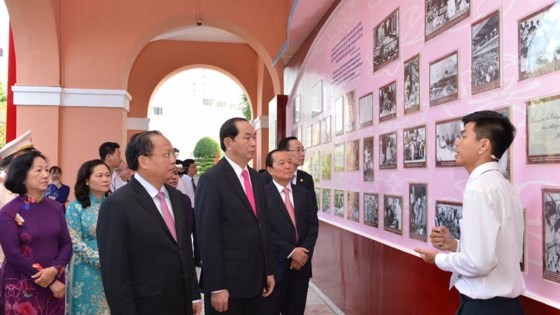 City’s leaders pay tribute to President Ho Chi Minh ảnh 2 Dâng hoa tưởng nhớ Chủ tịch Hồ Chí Minh ảnh 2