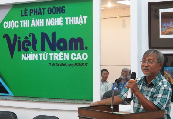 Nguyen Thanh Tam, chairman of the HCM City Photographers Association, speaks at the opening ceremony of the competition.  (Photo: Sggp)