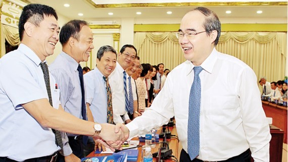 Secretary of HCMC Party Committee Nguyen Thien Nhan meets heads of Vietnamese representative agencies abroad. (Photo: Sggp)