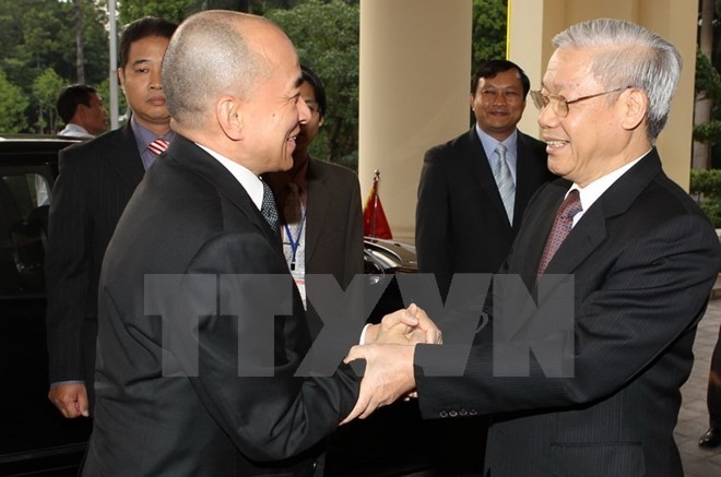 Party General Secretary Nguyen Phu Trong (R) welcomes Cambodian King Norodom Sihamoni during the latter's visit to Vietnam in 2012 (Photo: VNA)