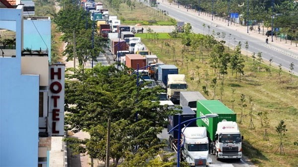 Prolonged traffic congestion on Dong Van Cong street on the way to Cat Lai Port, HCM City  (Photo: tuoitre.vn)