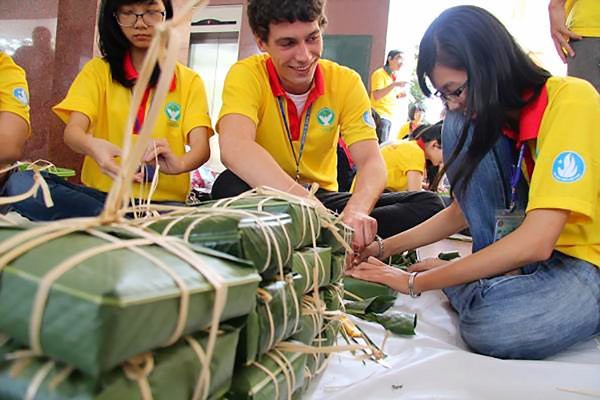 Making Banh Chung on Tet holidays