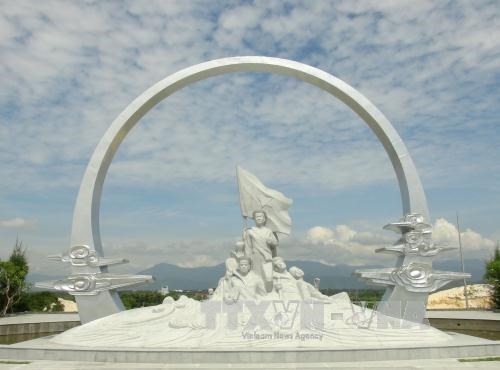 The monument featuring the naval soldiers holding hands in an “eternal circle” to safeguard the national flag in the memorial site (Photo: VNA)