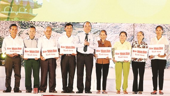 Prime Minister Nguyen Xuan Phuc offered gifts to families of the 10 fallen young female volunteers in Dong Loc T- Junction.  (Photo: Sggp)