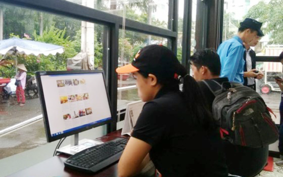 Travelers look for tourism information at the center. (Photo: Sggp)