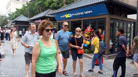 Hanoi book street promotes the reading habit and present images of the capital to visitors. (Photo: Sggp)