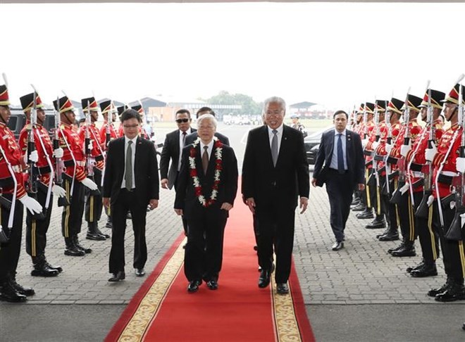 Party General Secretary Nguyen Phu Trong (wearing garland) welcomed at Soekarno-Hatta airport in Jakarta (Photo: VNA)