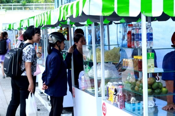 The street food area includes about 20 booths. (Photo: Sggp)