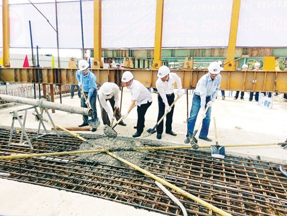 Final section of Nhi Thien Duong Bridge 1 is put in place on September 5. (Photo: Sggp)