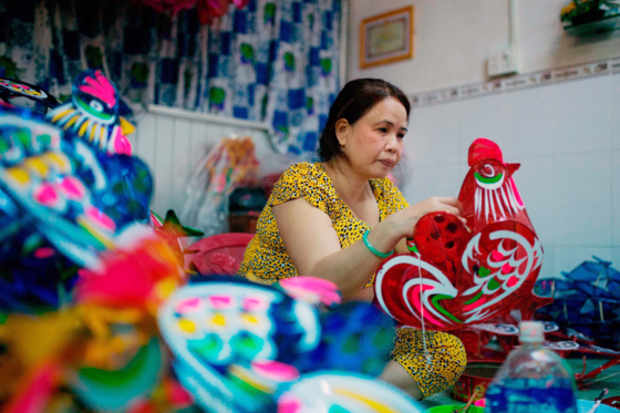 Ms. Dung’s family can sell around 2,000 lanterns in a short time. 