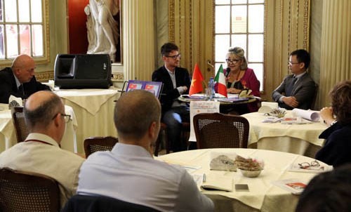 Director of the Center for Vietnam Studies in Turin, Sandra Scagliotti speaks at the launching ceremony of the book.