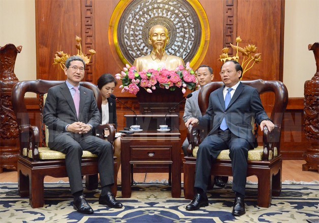 Deputy Standing Secretary of the Ho Chi Minh City Party Committee Tat Thanh Cang (R ) and Chairman of the Republic of Korea-Viet Nam Friendship Association Kim Hack-yong at the reception (Photo: hcmcpv.org.vn)