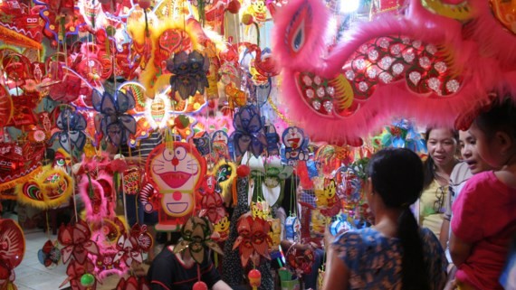 Colorful lanterns attract many children. (Photo: Sggp)