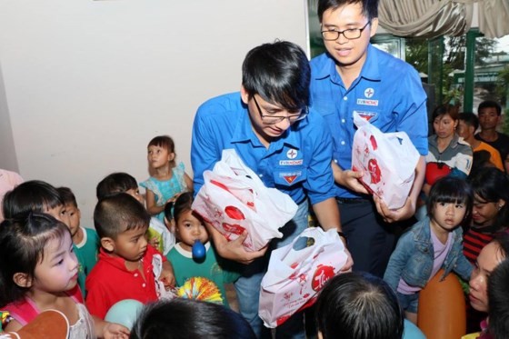 The Youth Union of Ho Chi Minh City Power Corporation presents gifts to children in Dak Nong Province. (Photo: Sggp)