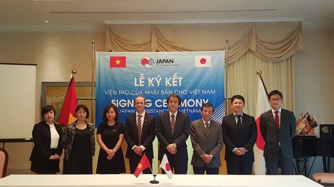 apanese Ambassador to Vietnam Kunio Umeda (fourth from right) and representatives of grassroots human security projects in Vietnam at the signing ceremony (Photo: VNA)