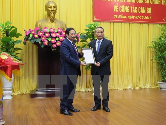 Head of the Party Central Committee’s Organisation Commission Pham Minh Chinh (L) and Transport Minister Truong Quang Nghia (Source: VNA)