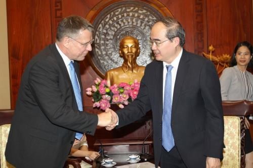Secretary of the HCM City Party Committee Nguyen Thien Nhan (R) and Michael Holzschneider, Business Director Airports of Dornier GmbH (Source: VNA)