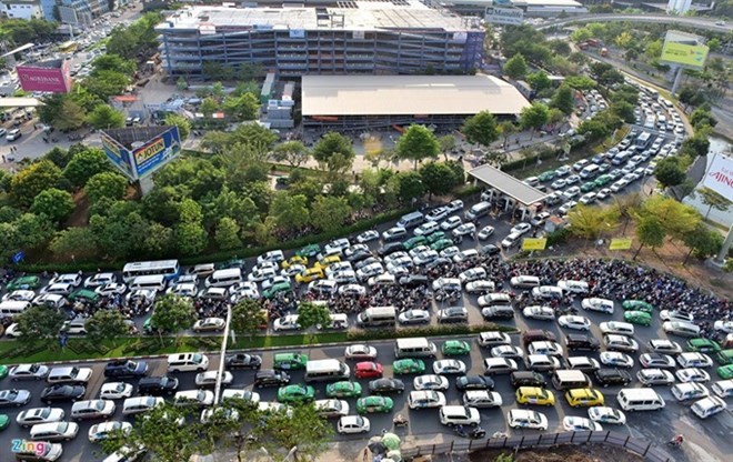 Traffic jams routinely plague the road leading to Tan Son Nhat Airport (Photo: VNA)