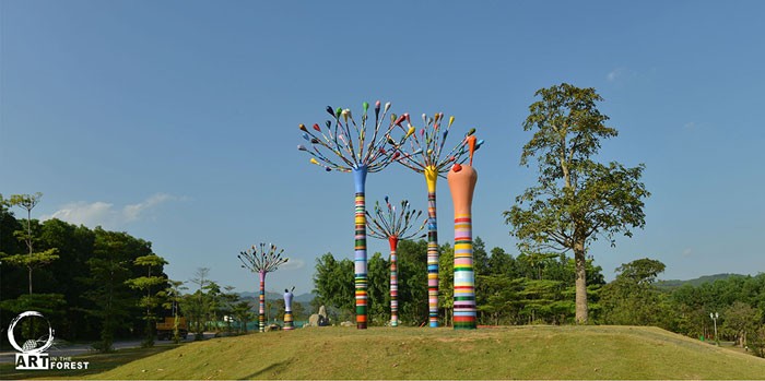 “Sức mạnh vùng đất” (Power of the land) by sculptor Đàm Đăng Lại (2016)
