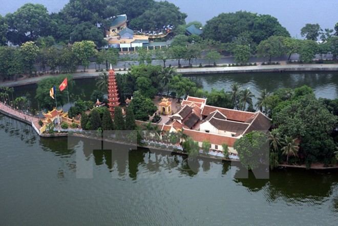 A view of Tran Quoc Pagoda on West Lake in Hanoi (Photo: VNA)