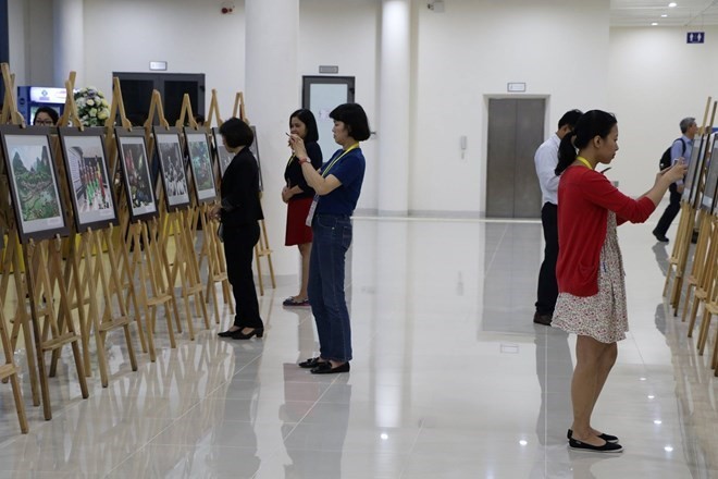 Visitors at the exhibition (Source: VNA)