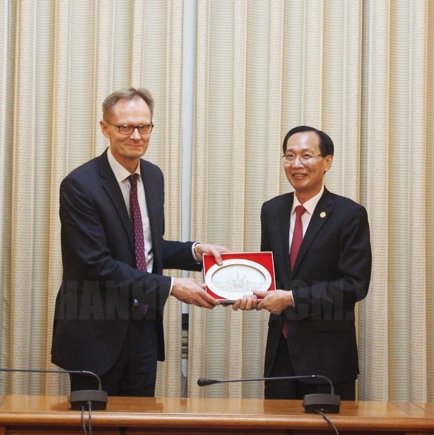 Standing Vice Chairman of the municipal People’s Committee Le Thanh Liem (R) and his Finnish guest. (Photo: hcmcpv.org.vn)