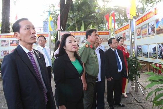 Visitors at the exhibition on Can Tho’s achievements 