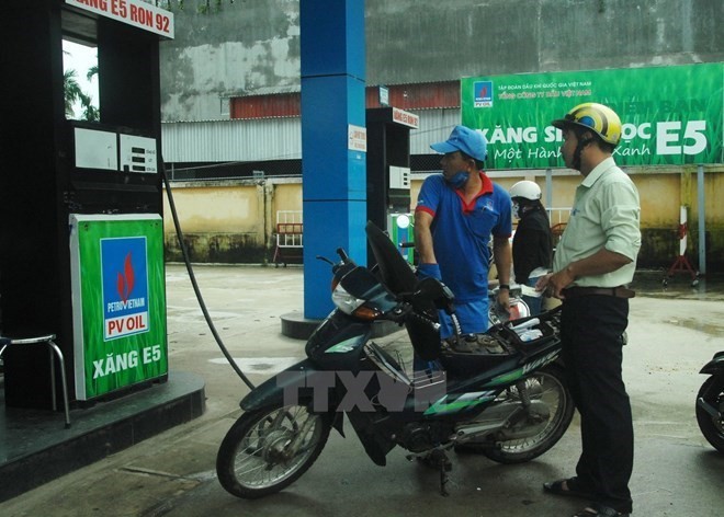 A motorcylist has his vehicle filled with E5 bio-fuel in Quang Ngai province (Photo VNA)