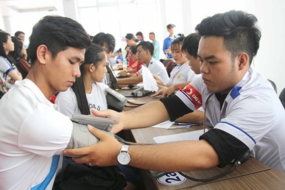 Donors give blood on Red Sunday. (Photo: Sggp)