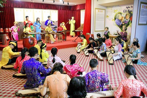 A zither performance of the Tieng Hat Que Huong club