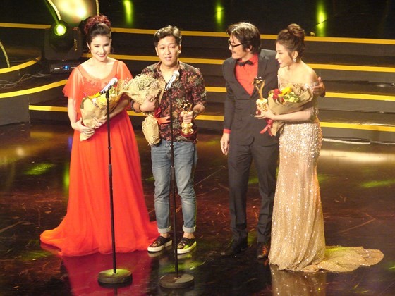 Cat Tuong (L), Truong Giang (2nd, L) and Kha Nhu (R ) at the award ceremony  (Photo: Sggp)