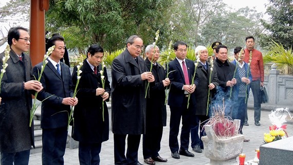 Secretary of the Ho Chi Minh City Party Committee Nguyen Thien Nhan offered incenses and flowers at  Nguyen Du Memorial House. (Photo: Sggp)