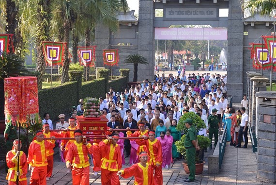 A delegation of high-ranking officials from Ho Chi Minh City attend a ceremony offering Banh Tet (cylindrical glutinous rice cake) to Hung Kings. (Photo: Sggp)