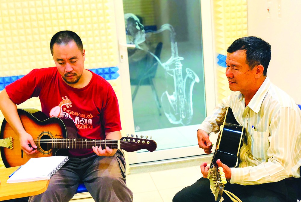 Junichi Usui and Meritorious Artist Huynh Khai