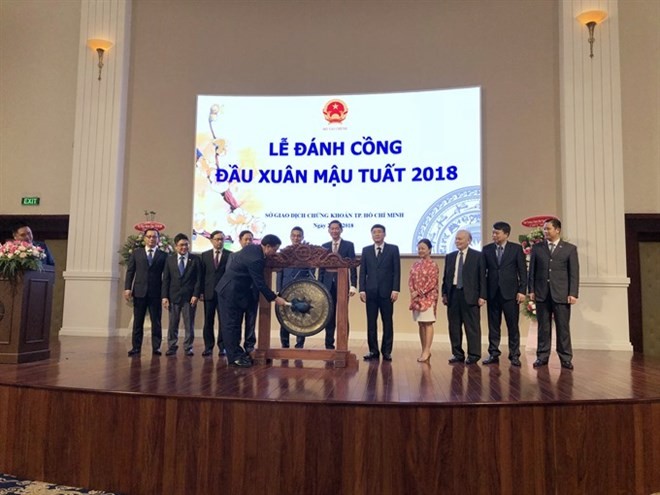 Minister of Finance Dinh Tien Dung beats the gong at the Lunar New Year ceremony at the HCM Stock Exchange (Photo: VNA)