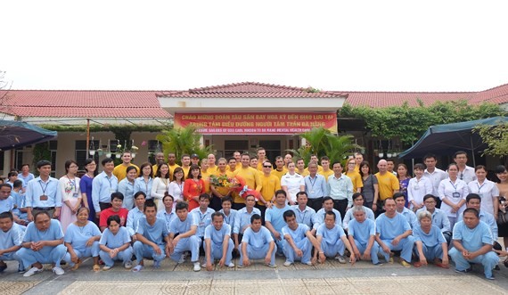 Các thuỷ thủ tàu USS Carl Vinson chụp ảnh lưu niệm với cán bộ và bệnh nhân Trung tâm nuôi dưỡng người tâm thần tại Đà Nẵng